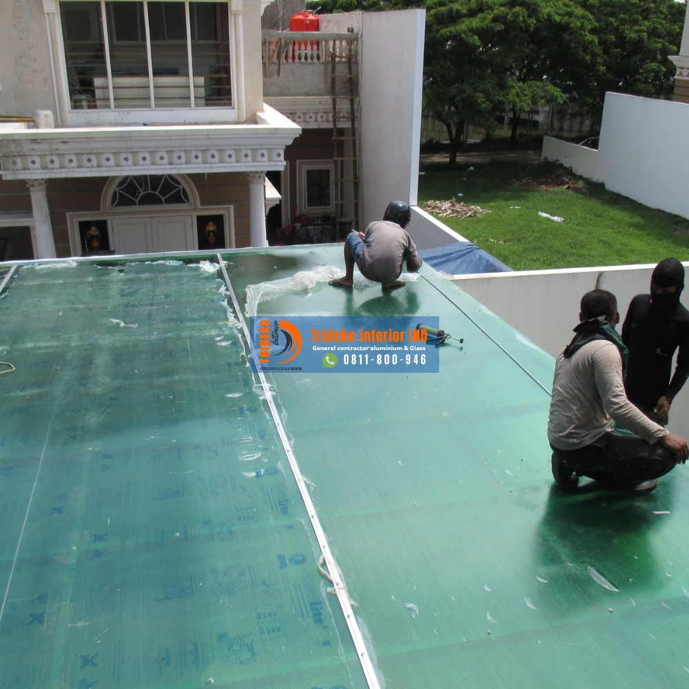 kanopi-polycarbonate-8 7 Teknik Pemasangan Atap Kaca yang Perlu Anda Ketahui untuk Memastikan Keamanan dan Keindahan Bangunan Anda